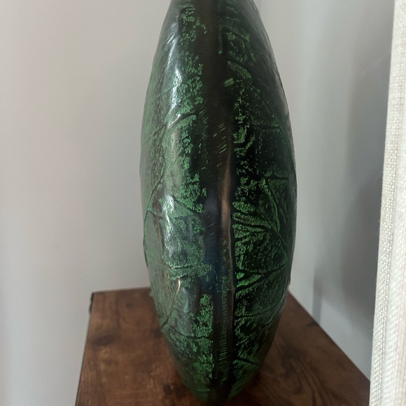 Artisan craft Green palm Leaf-Shaped Decorative tall Vase - Picture 3 of 4